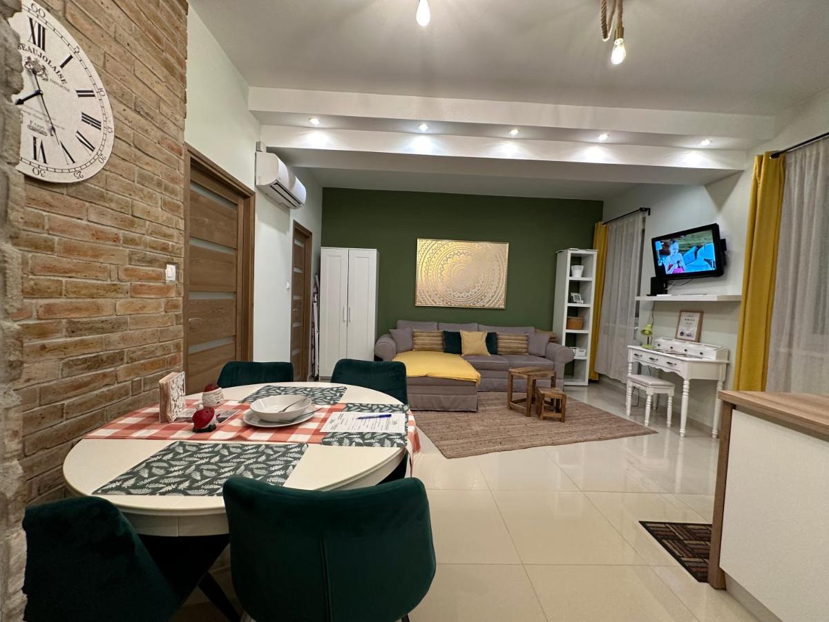 Travel Studio - Housity