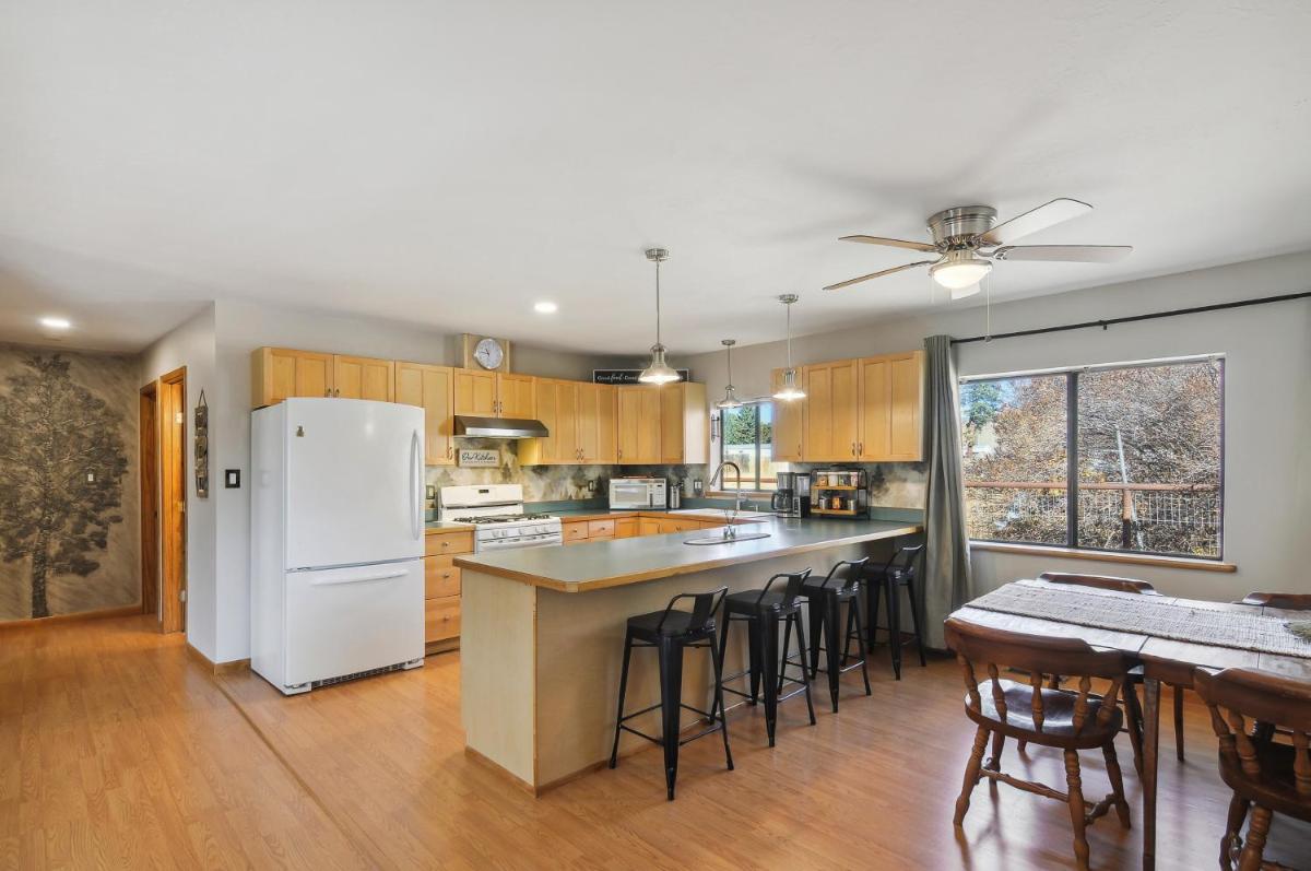 Single Tree Cottage - Walk to Downtown Chama! - Housity