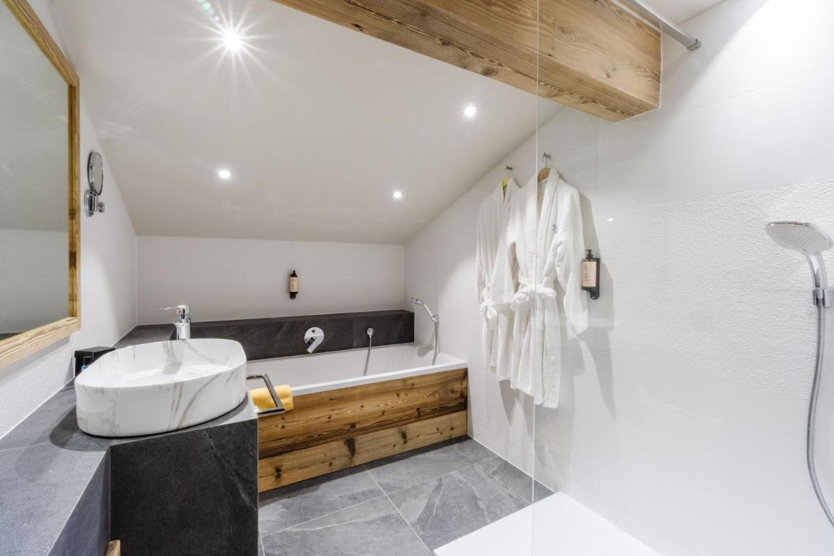 Salle de bains dans l'établissement Les Gentianettes Hotel & Spa
