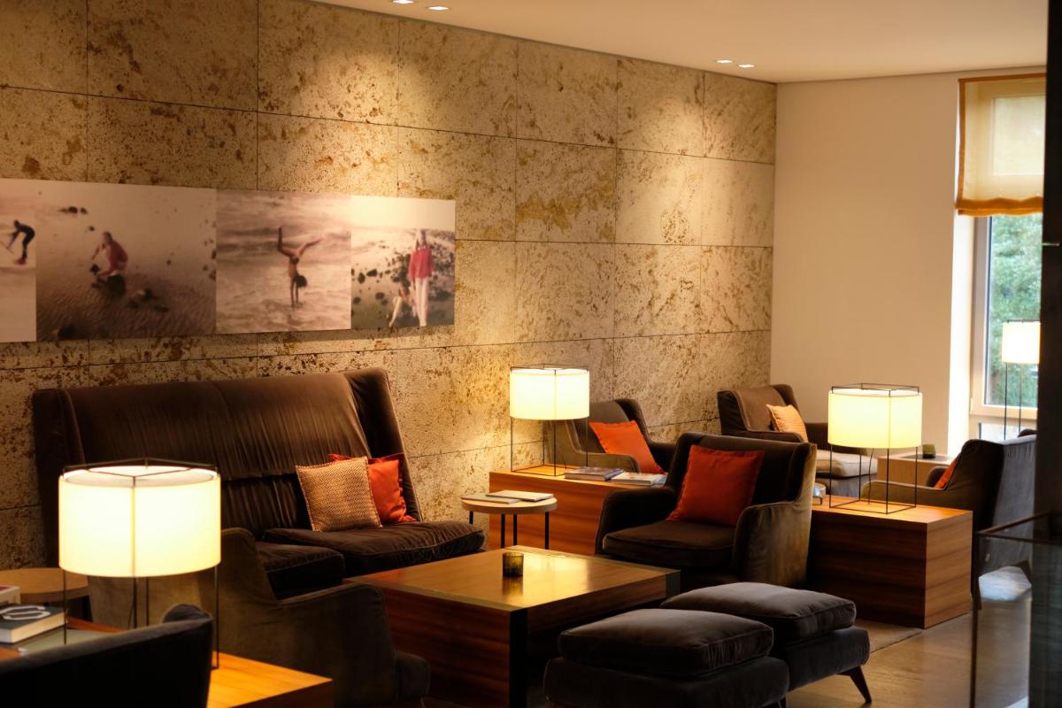 Ein Sitzbereich in der Unterkunft Aalernhüs hotel & spa