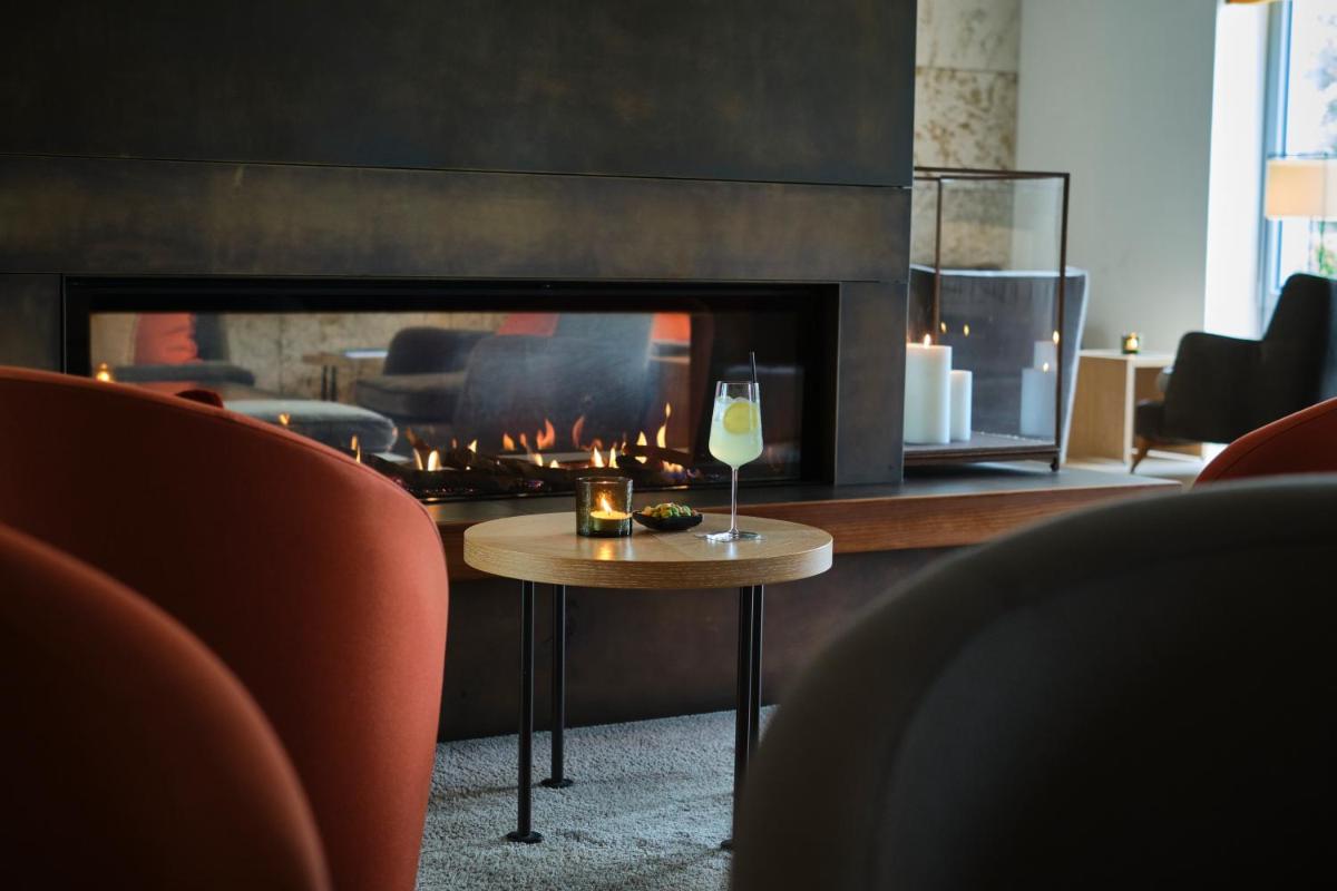 Ein Sitzbereich in der Unterkunft Aalernhüs hotel & spa