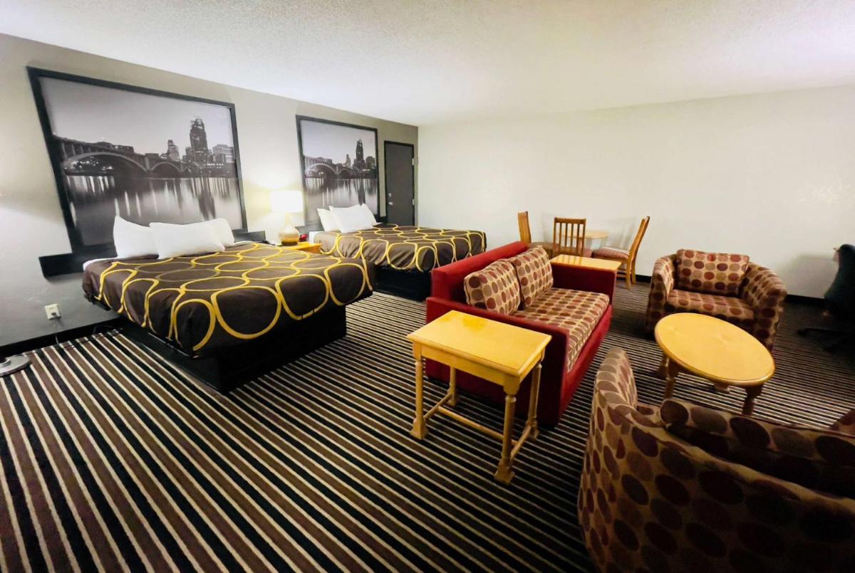 Super 8 by Wyndham Shakopee - Housity
