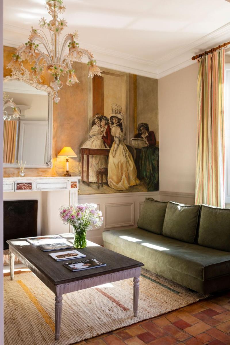 Coin salon dans l'établissement Hôtel - Restaurant & Spa La Magdeleine - Mathias Dandine