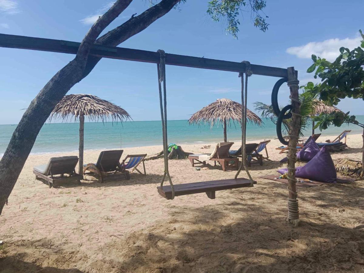 Pranee Beach Bungalows - Housity