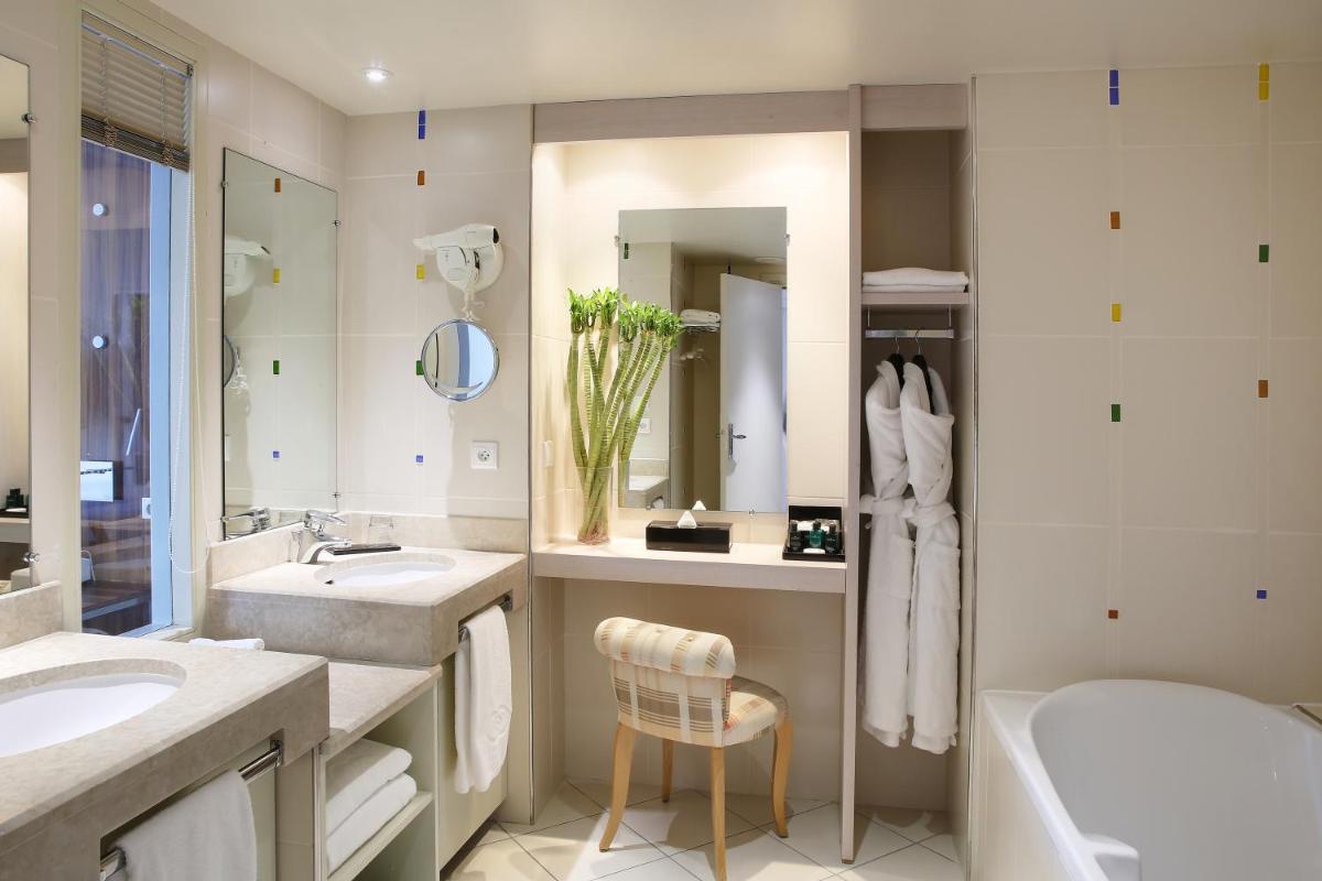 Salle de bains dans l'établissement Sofitel Golfe d'Ajaccio Thalassa Sea & Spa