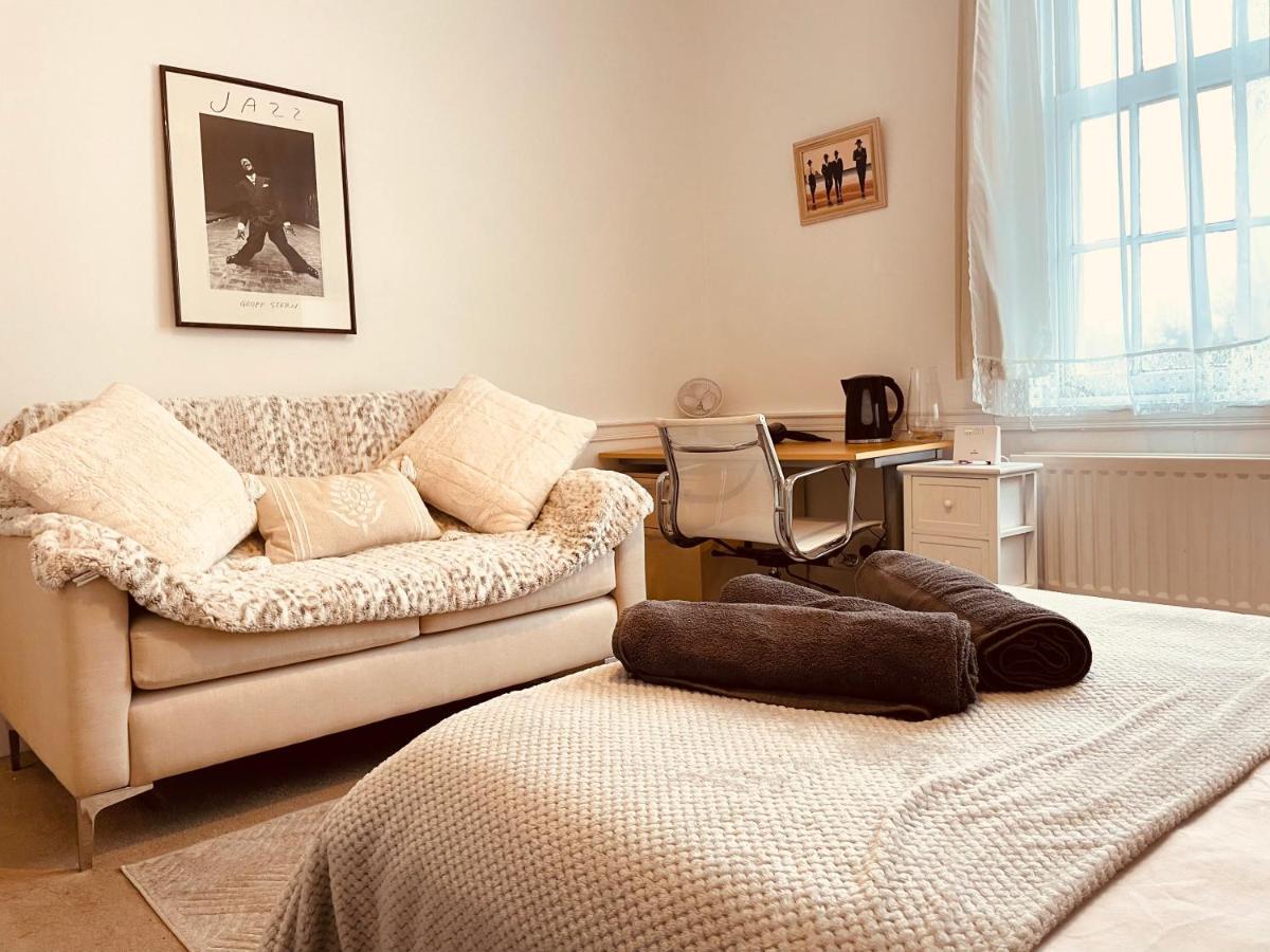 Aston Henry James Prospect Street - Stunning Studio Apartment - Housity