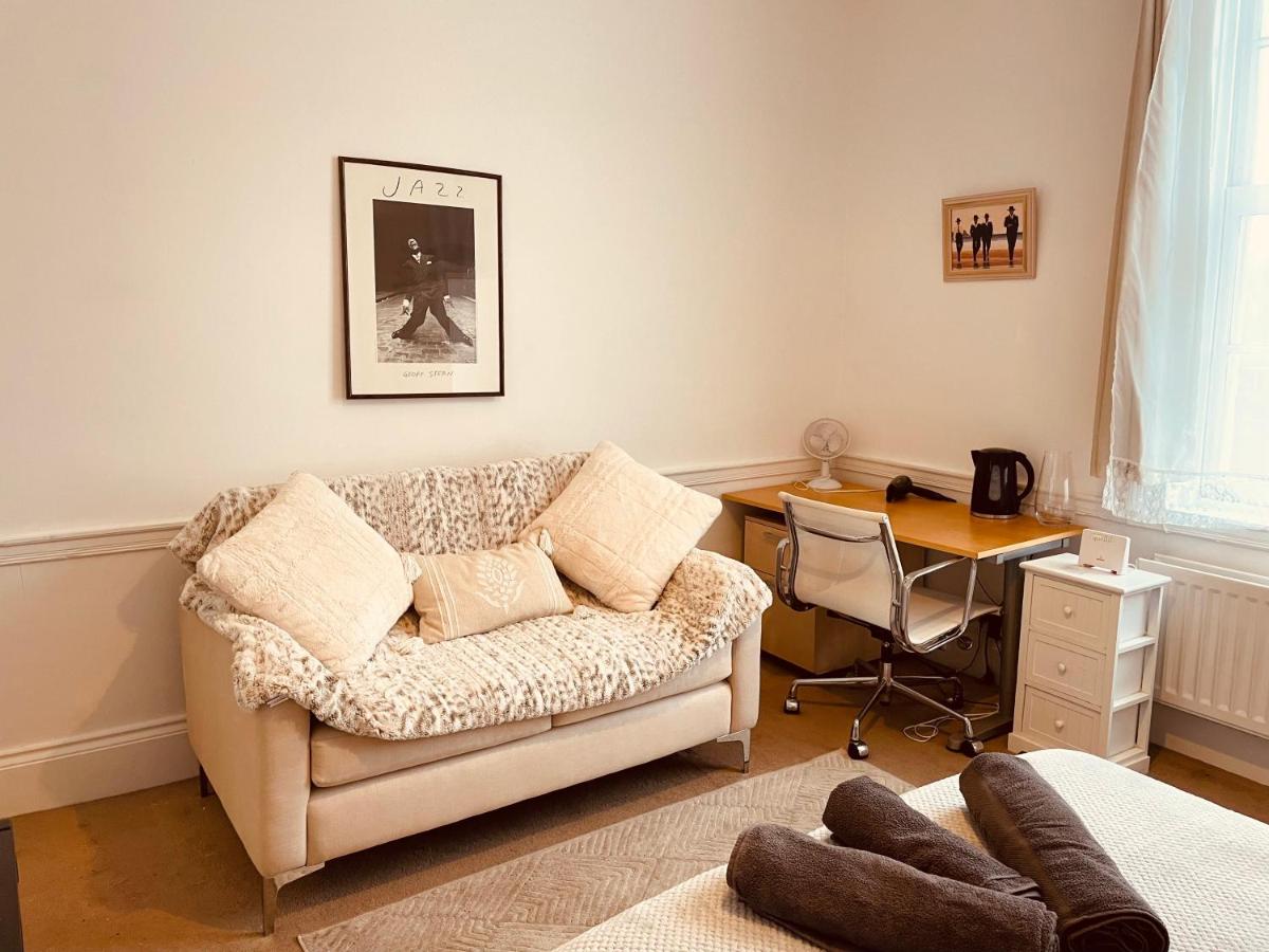Aston Henry James Prospect Street - Stunning Studio Apartment - Housity