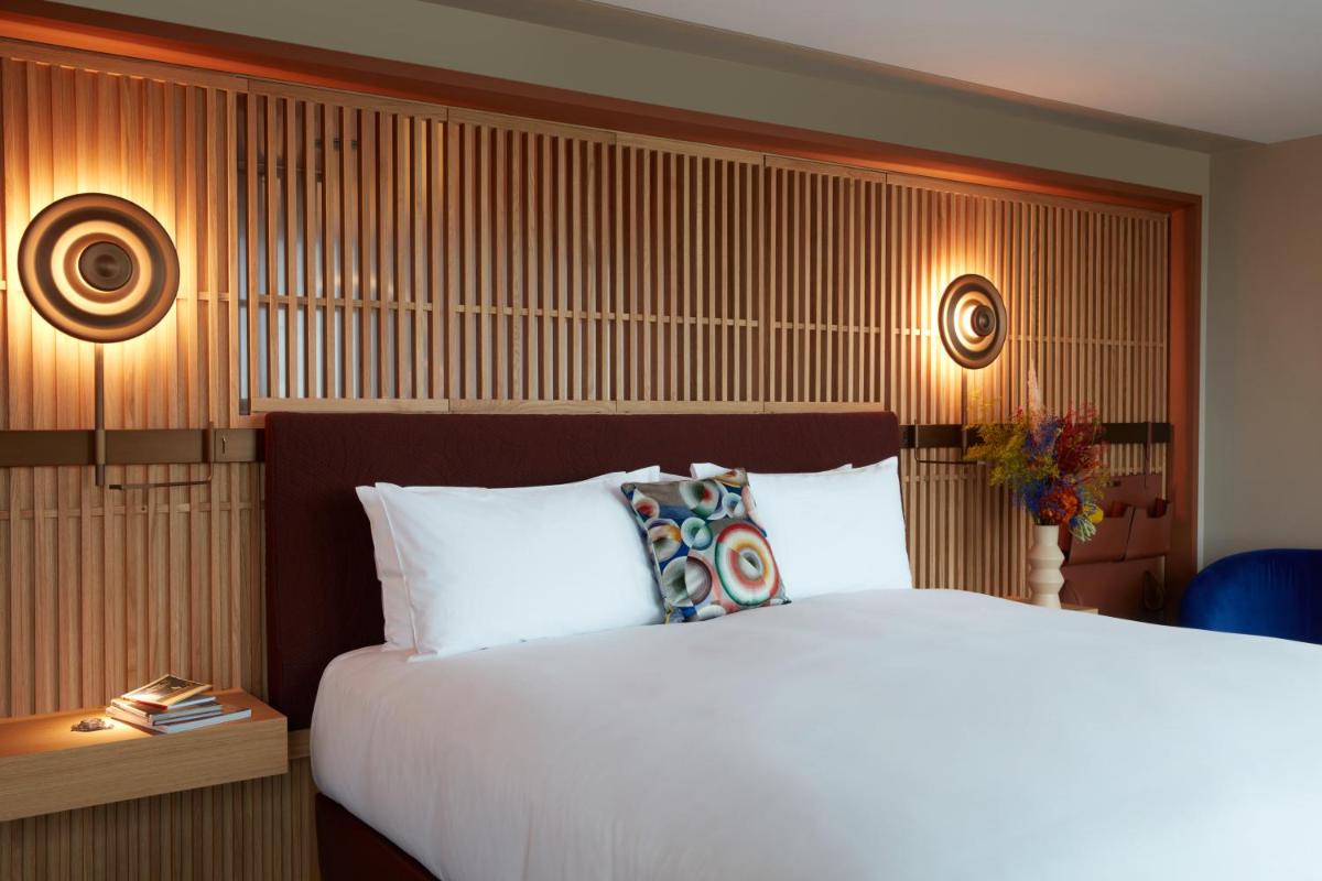 Un ou plusieurs lits dans un hébergement de l'établissement SO/ Paris Hotel
