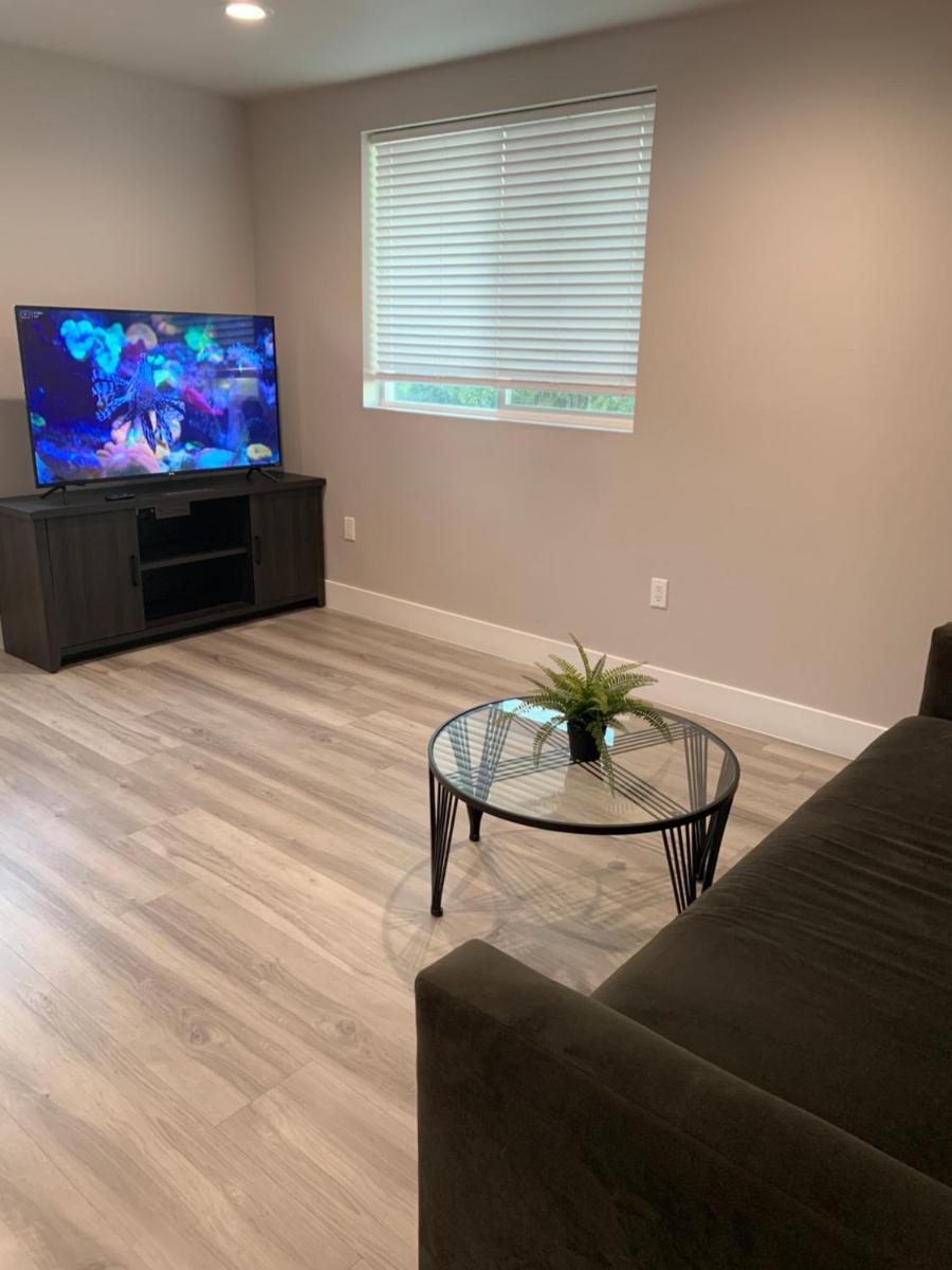 PRIVATE ROOM IN NEW APPARTMENT WITH FULL BATH - Housity
