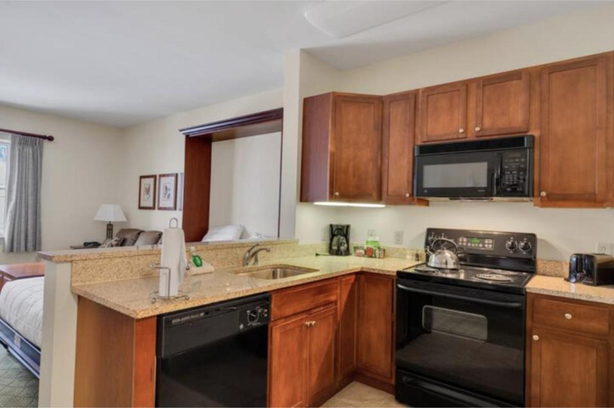 Hunter Mtn Slopeside Ski Resort w HotTub Heated Pool Sauna and Fireplace - Housity
