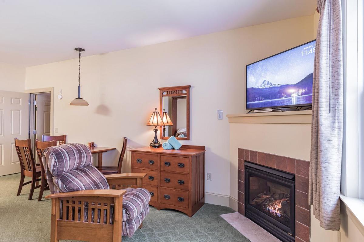 Hunter Mtn Slopeside Ski Resort w HotTub Heated Pool Sauna and Fireplace - Housity