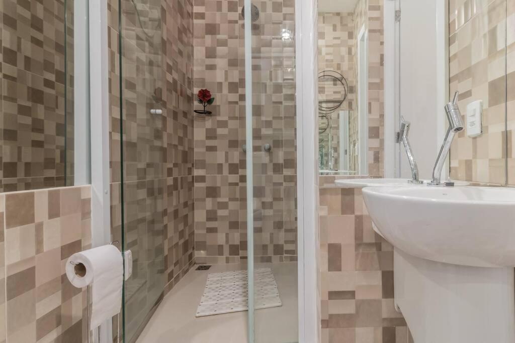 Flat sensacional 4 pessoas em condomínio moderno 2 suites climatizados - Housity