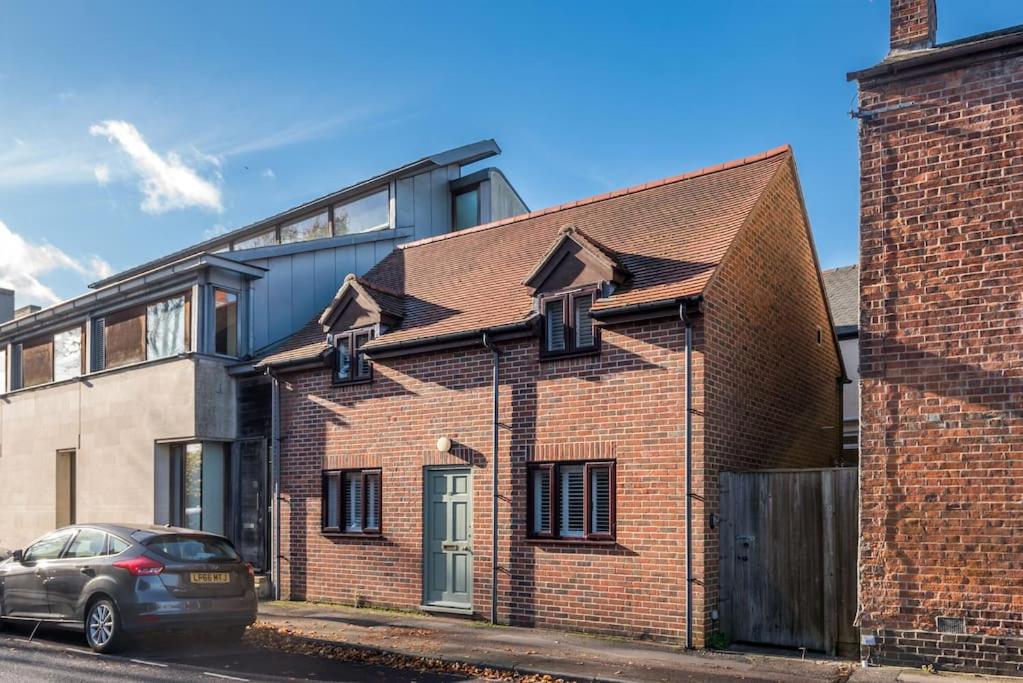 Cosy 2-Bedroom Haven in Picturesque Headington - Housity