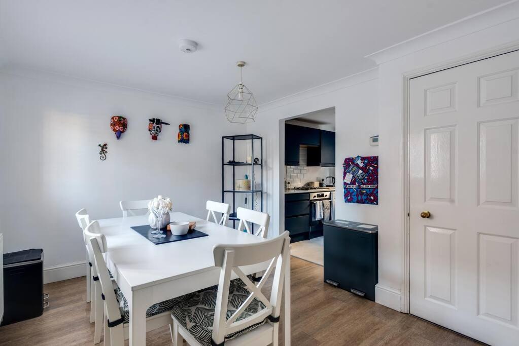 Cosy 2-Bedroom Haven in Picturesque Headington - Housity