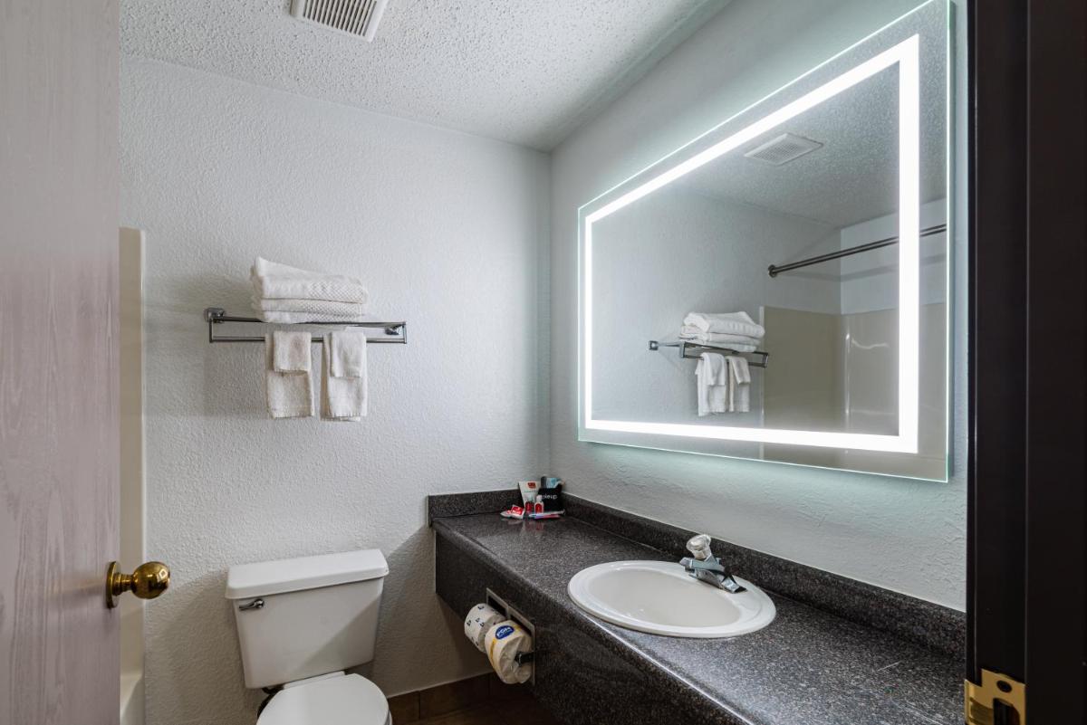 Econo Lodge Cleveland Southeast - Kent - Housity