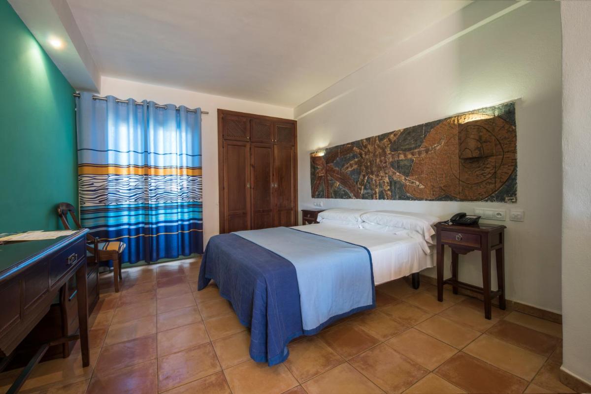 1 dormitorio con cama, escritorio y cama sidx sidx sidx sidx en Hotel de Naturaleza Rodalquilar & Spa Cabo de Gata, en Rodalquilar