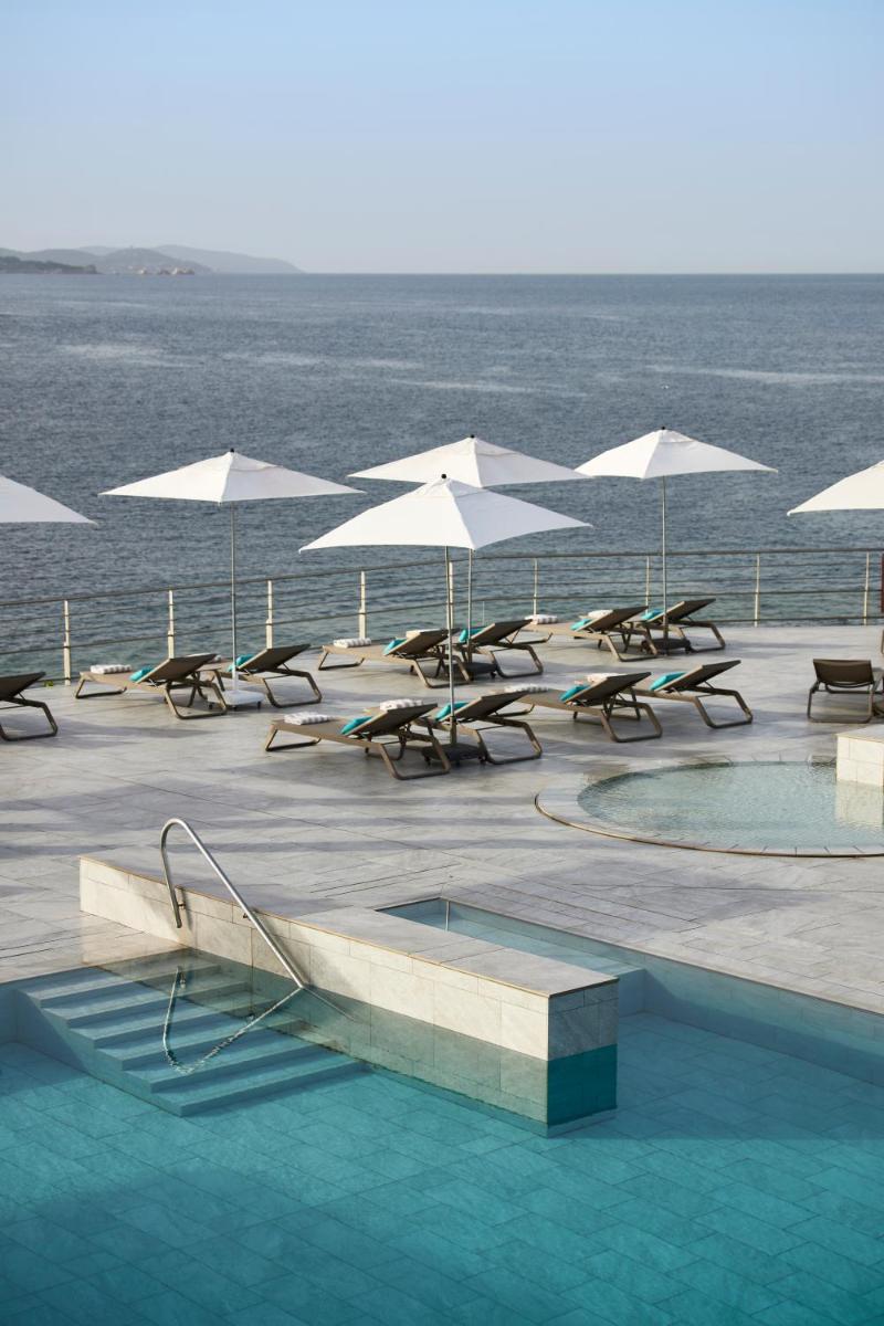Piscine de l'établissement Sofitel Golfe d'Ajaccio Thalassa Sea & Spa ou située à proximité