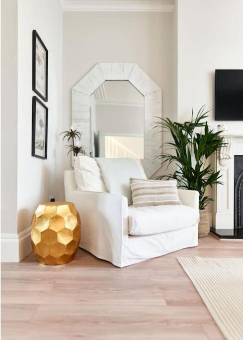 The Beach House Sleeps 20 & 4 mins to the beach - Housity