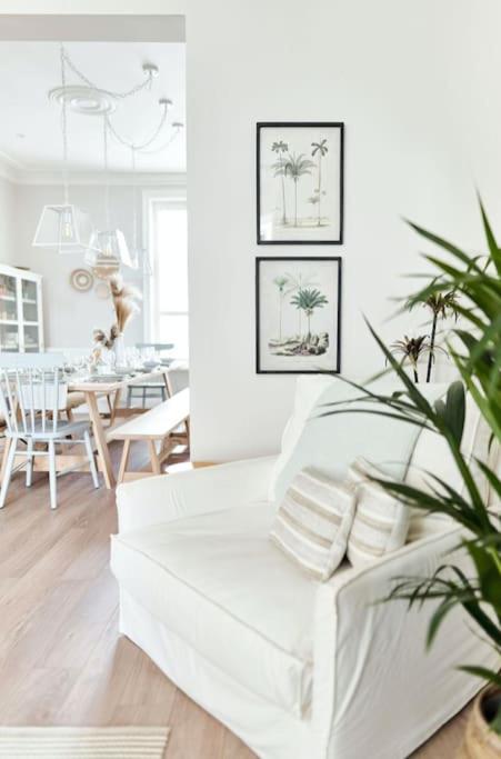 The Beach House Sleeps 20 & 4 mins to the beach - Housity