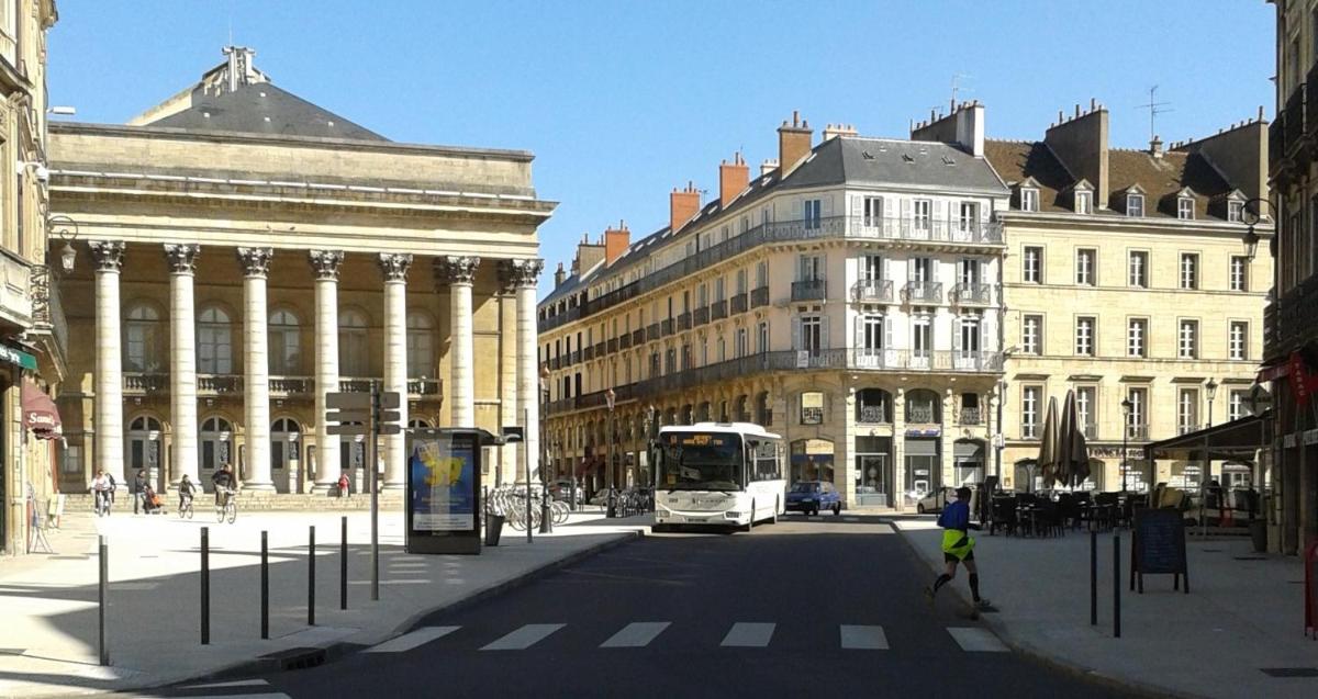THEATRE 12 - Dijon Hyper Centre Appartement T2 Face Musée, Monuments et Restaurants - Housity