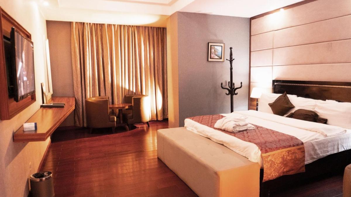 Airport GoldenTulip Hotel - Housity