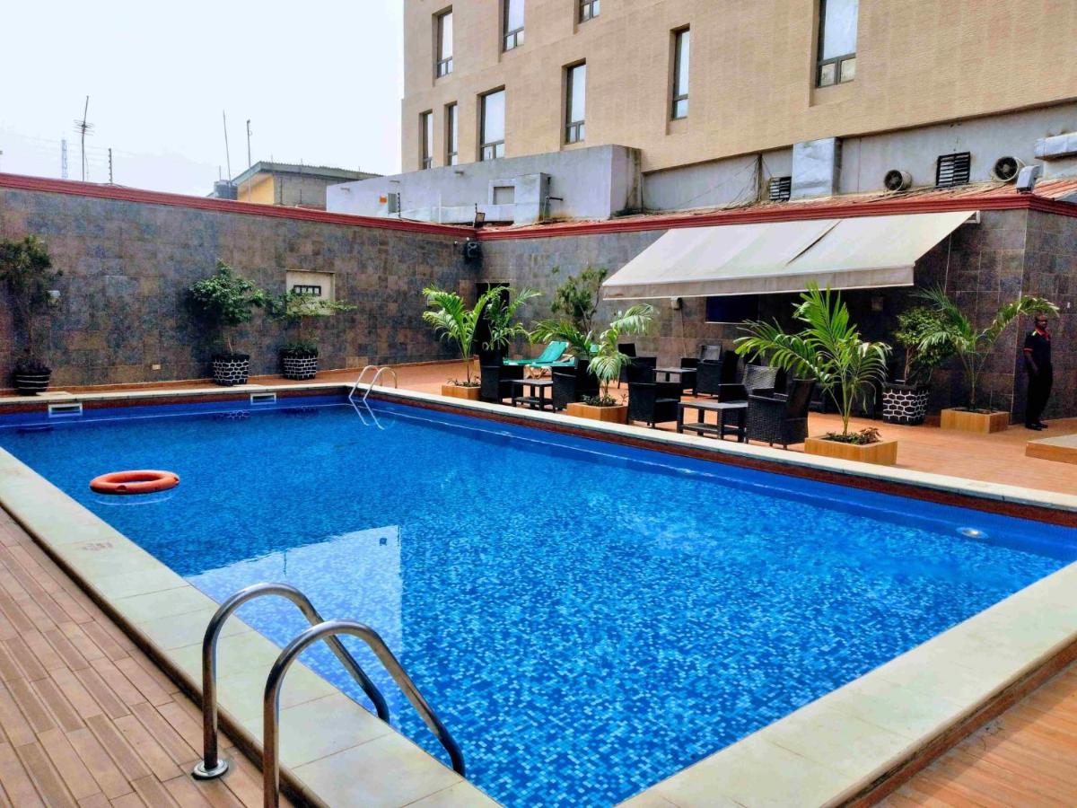 Airport GoldenTulip Hotel - Housity