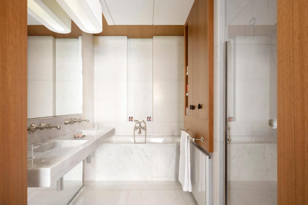 Salle de bains dans l'établissement Hôtel Royal