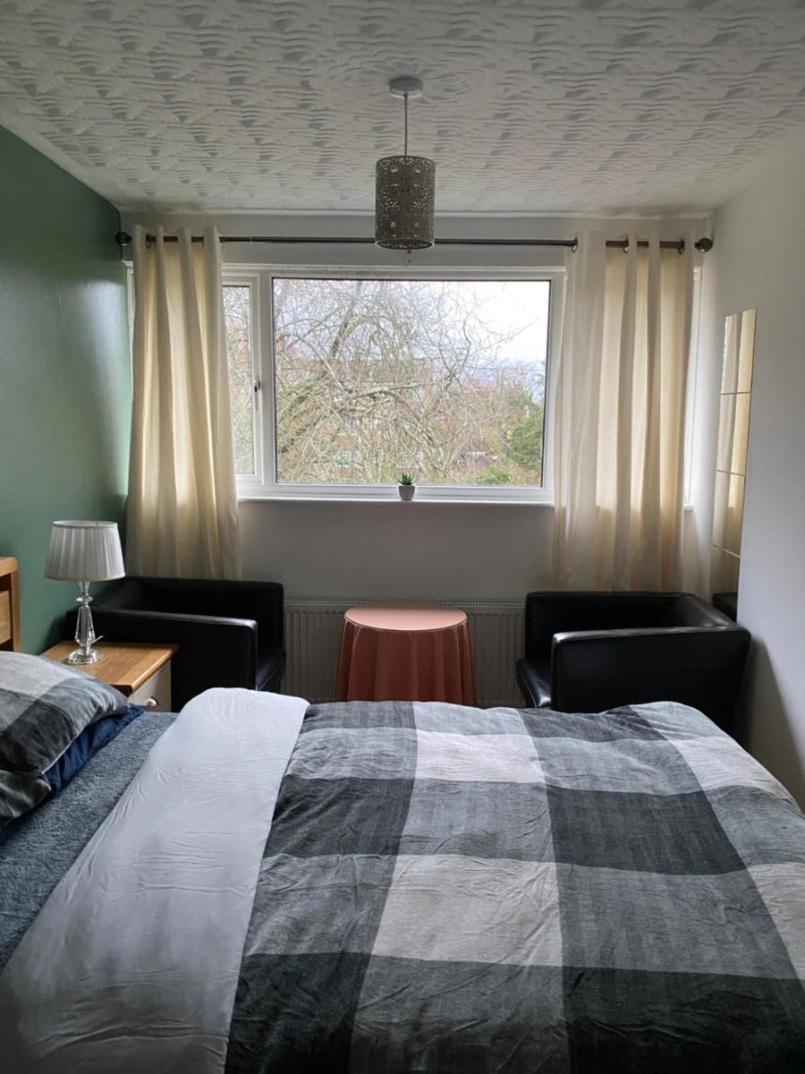 1 Luxurious Double Bedroom with Private Shower - Housity