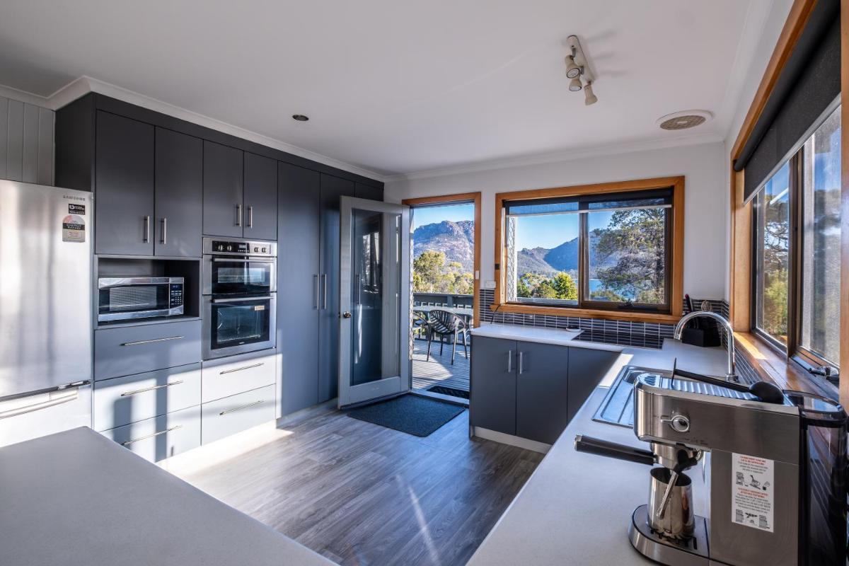 The Lookout ~ Large family house with views - Housity