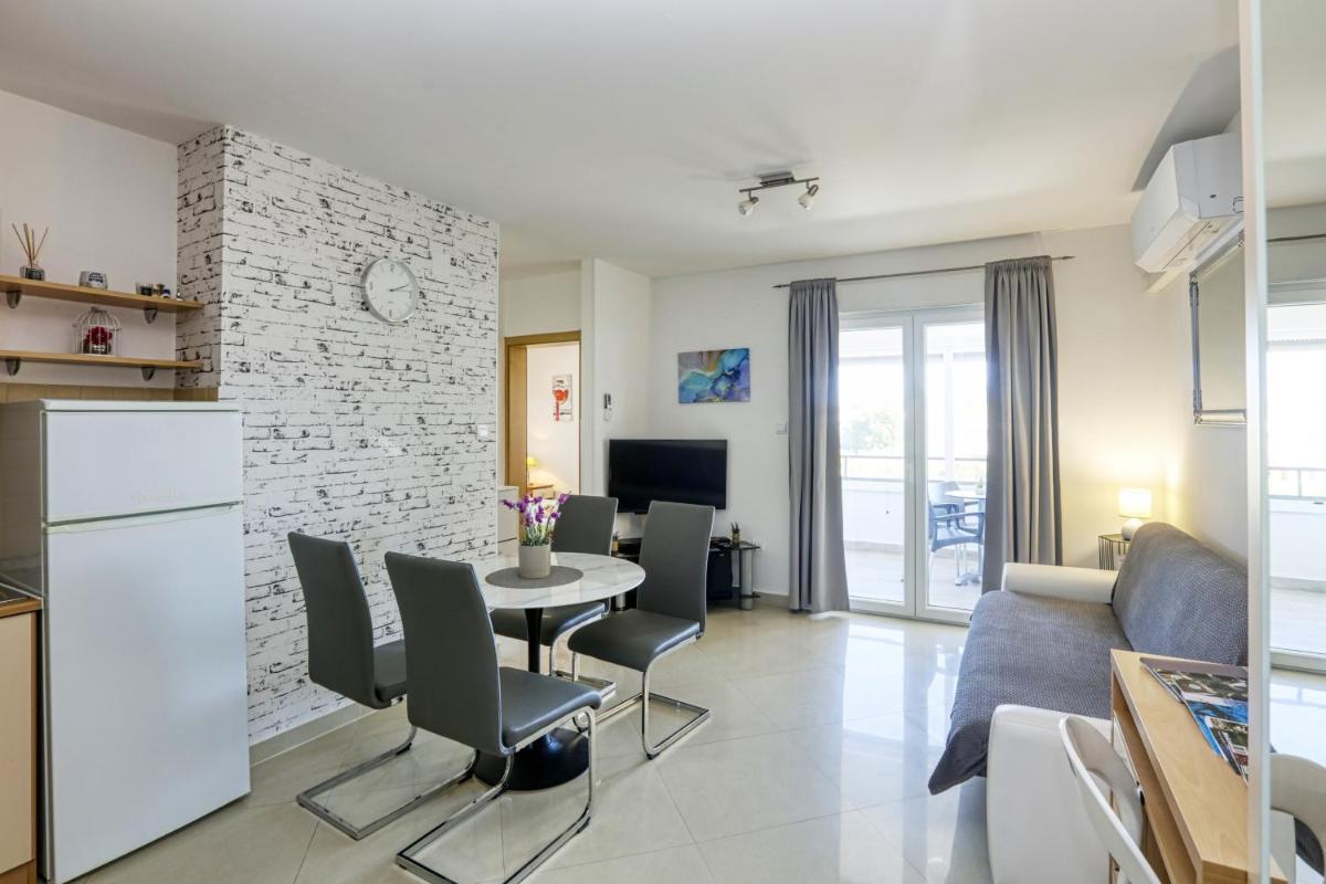 Apartments by the sea Pirovac, Sibenik - 15659 - Housity