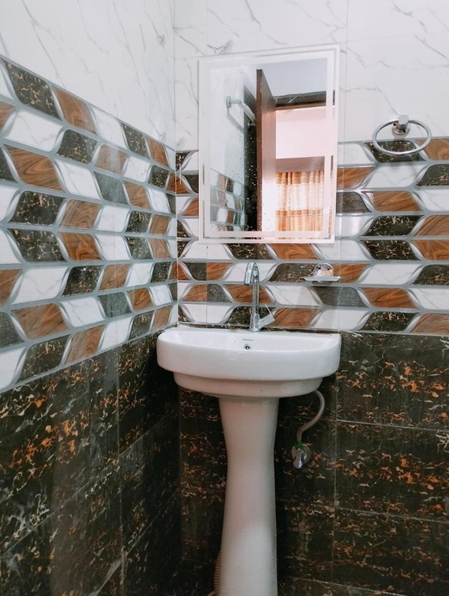 Hotel Paras R Inn - Housity