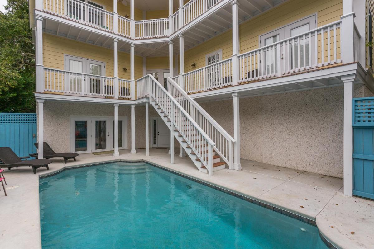 Oasis at East Beach - Housity