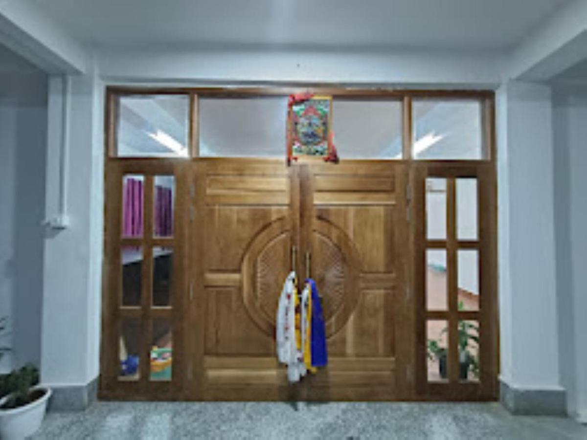 Hotel 7 Eleven Dirang - Housity