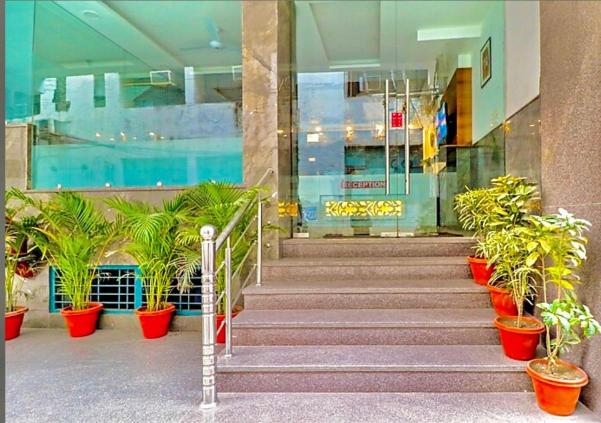 HOTEL QUBIC STAY BY IGI AIRPORT - Housity