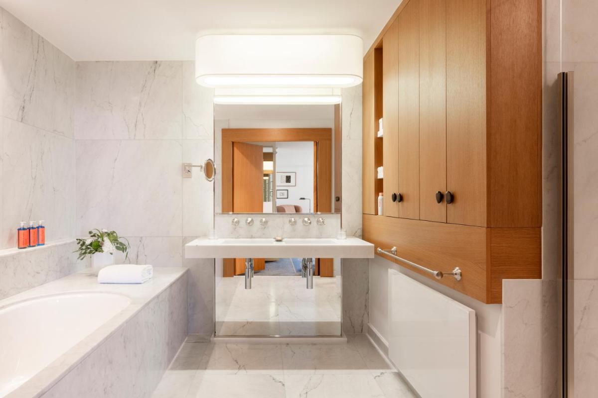 Salle de bains dans l'établissement Hôtel Royal