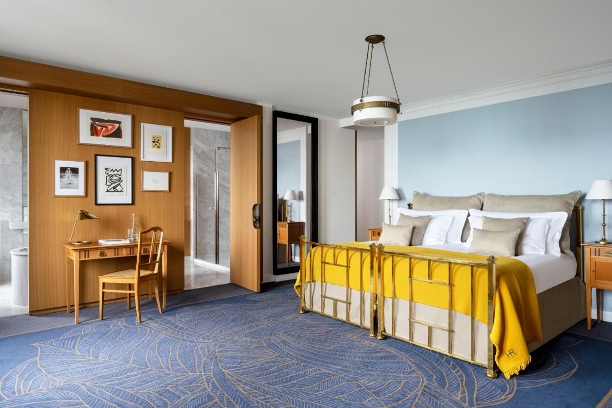 - une chambre avec un lit jaune et un bureau dans l'établissement Hôtel Royal, à Évian-les-Bains 115 autres photos