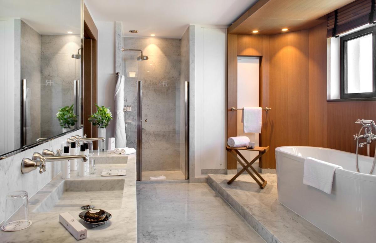 Salle de bains dans l'établissement Hôtel Royal