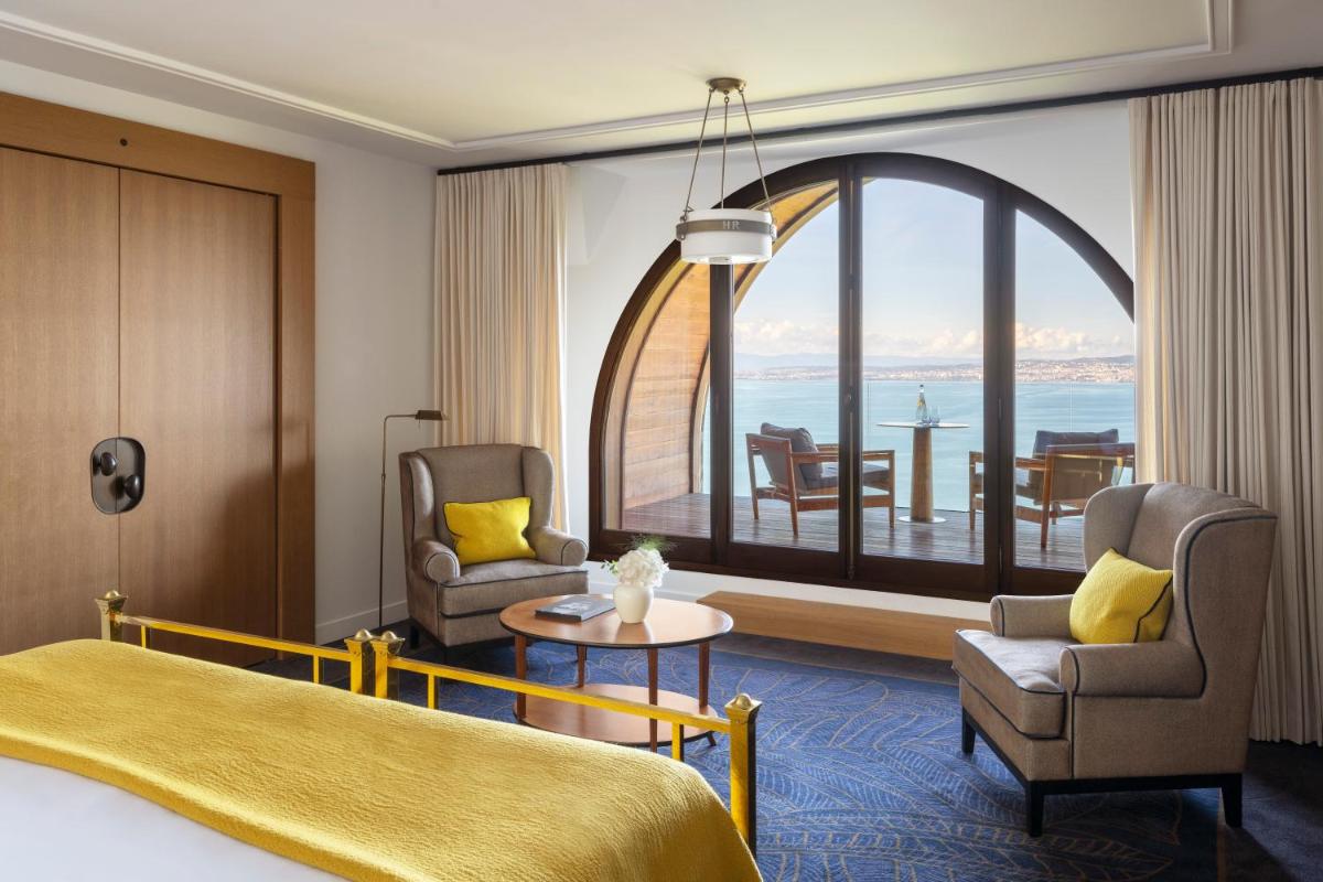 Un ou plusieurs lits dans un hébergement de l'établissement Hôtel Royal