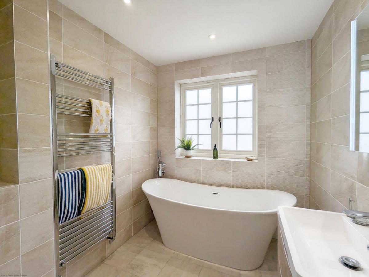 The Hive - Pet Friendly House - Emsworth - Housity