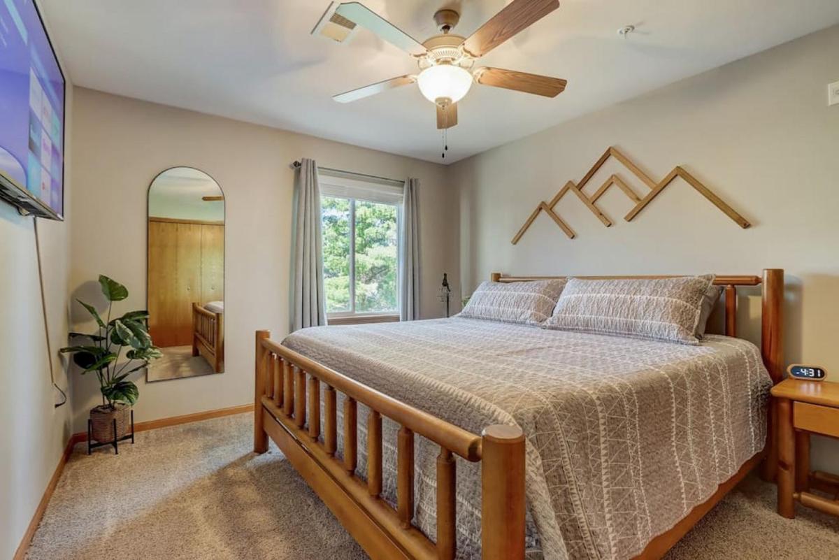 Lakefront Haven for Families Golfers and Girls Trips - Housity