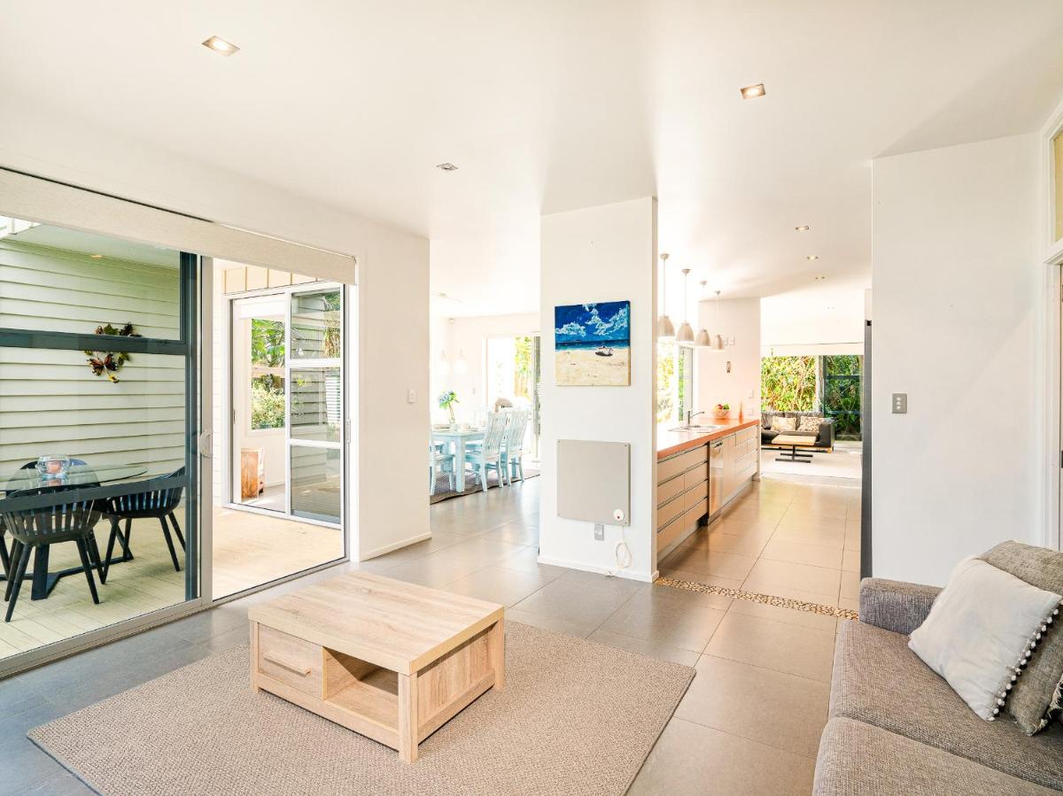 Acacia Cote - Whitianga Holiday Home - Housity