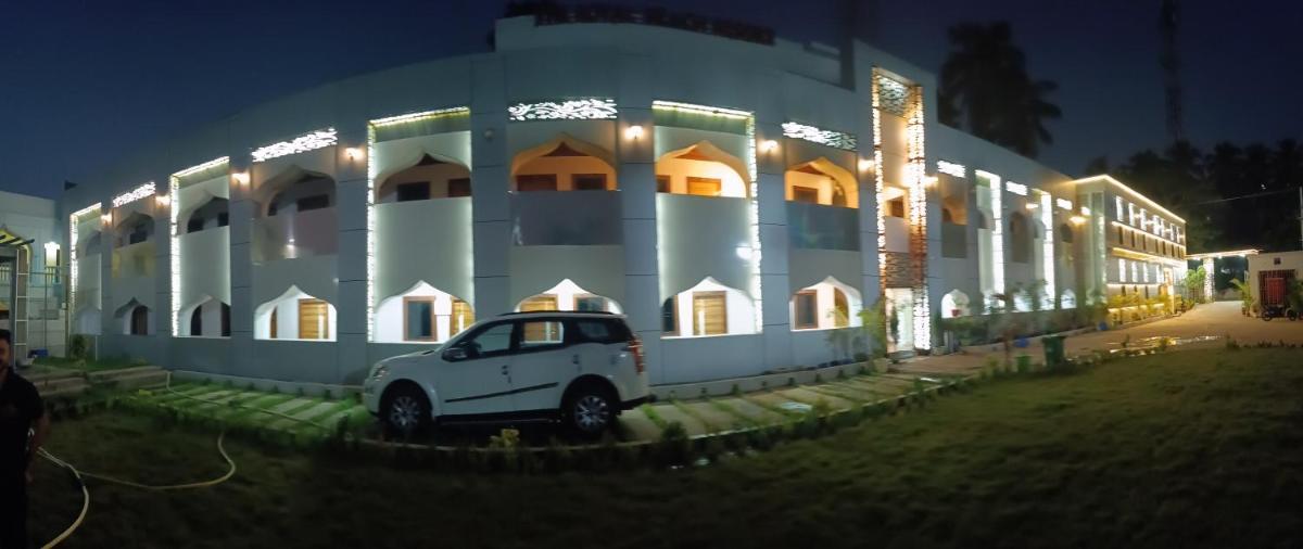 The Royal Beach Resort - Housity