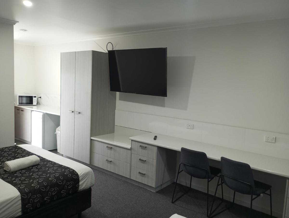 Big Valley Lakeside Paradise Motor Inn - Housity