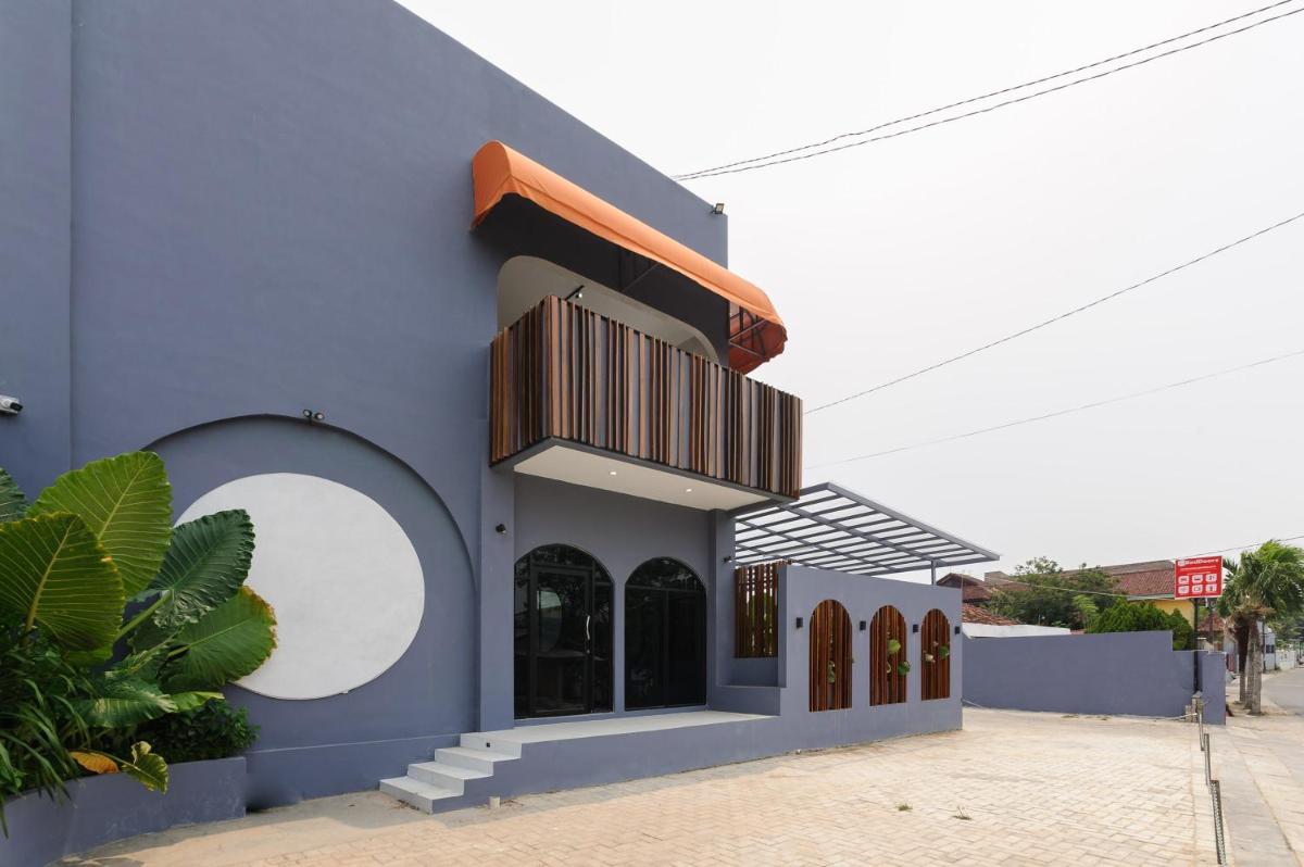 RedDoorz Plus Syariah near Mall Boemi Kedaton Lampung - Housity