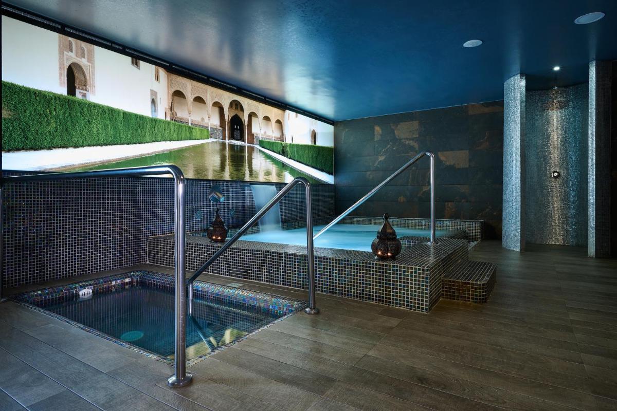 Piscina en o cerca de Gran Hotel Luna de Granada