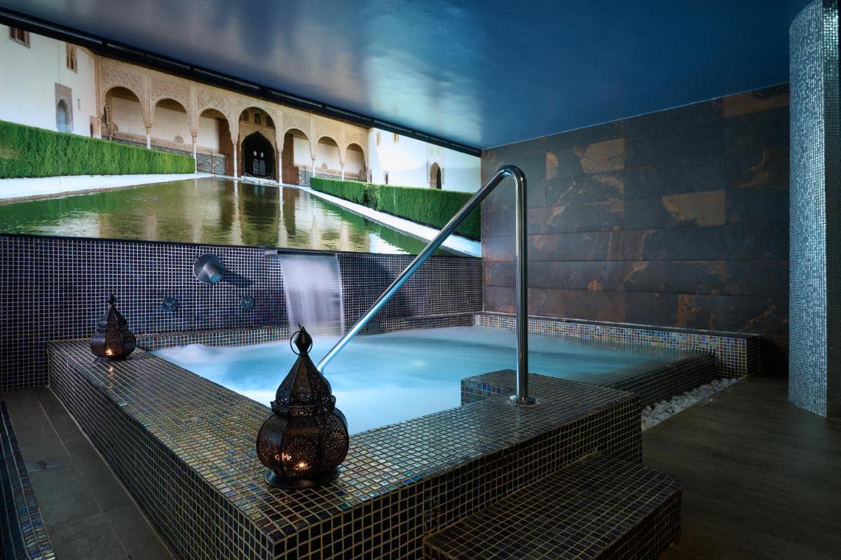 Piscina en o cerca de Gran Hotel Luna de Granada