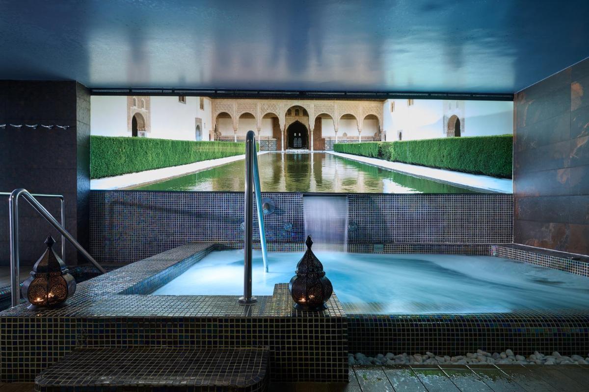 Piscina en o cerca de Gran Hotel Luna de Granada