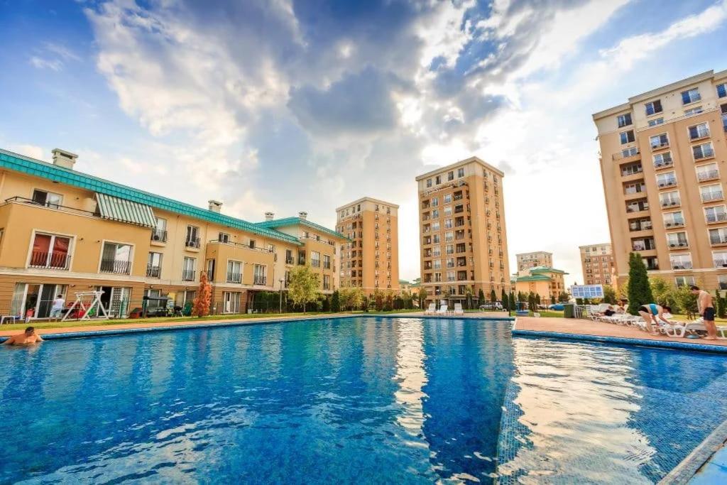 Golden Cosmopolis - Housity