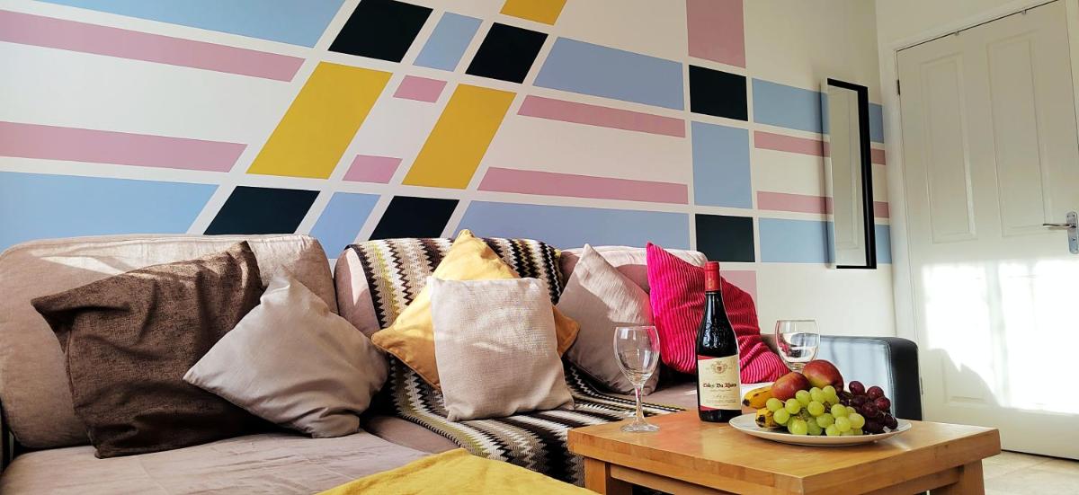 Epicsa - Family & Corporate Stay MEWS APARTMENTS with FREE parking - Housity