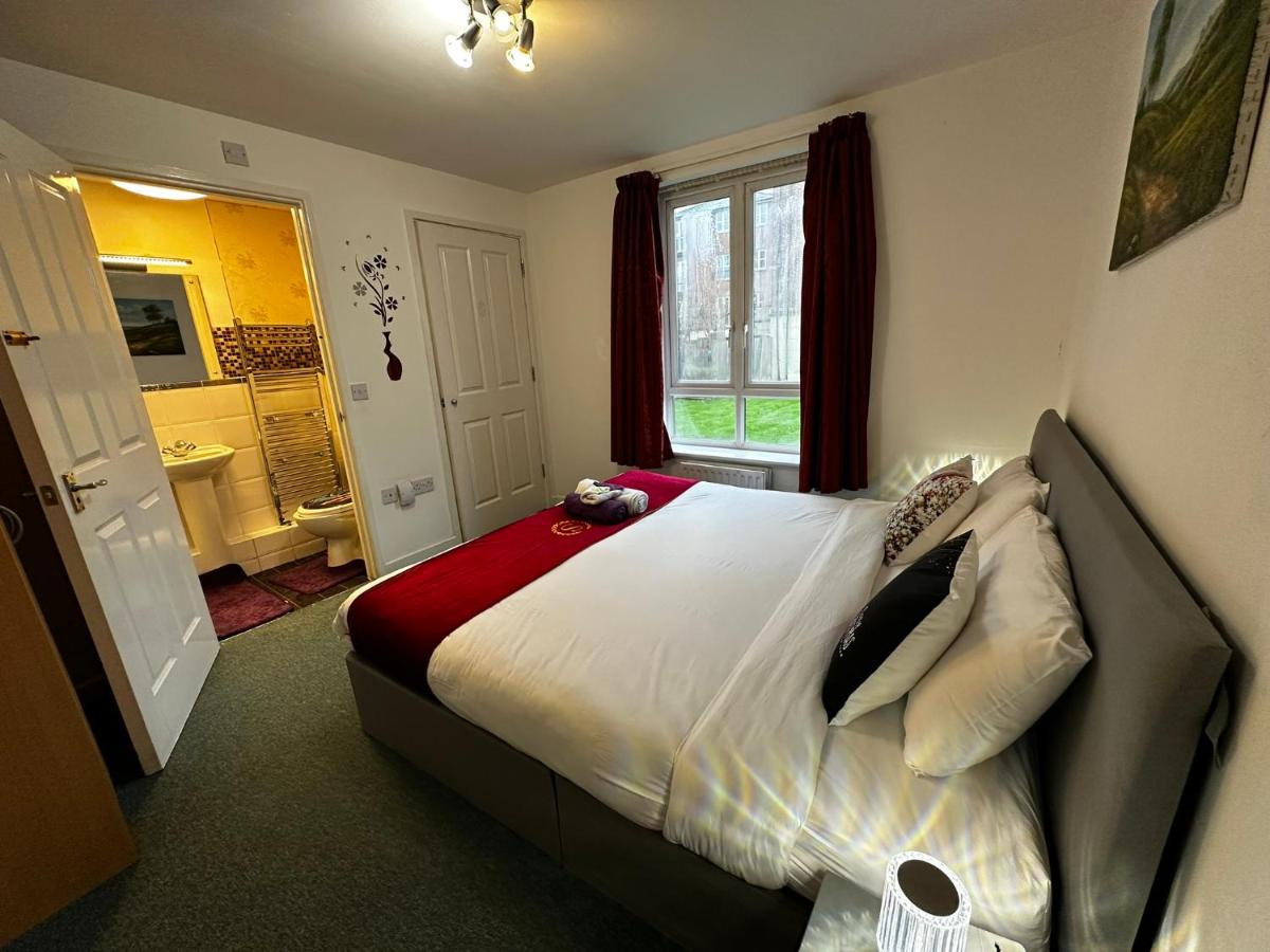 London 2 Bed 2 Bath Apartment Holiday Home - Free Parking - 3min walk to the Train station - 19min to London Liverpool Street 5min to Victoria Line 1GB Broadband super fast Internet GROUND FLOOR 100s of shops restaurants bakeries 24-hour ASDA superstore - Housity